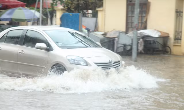 Nhiều tuyến đường ở thành phố Bắc Giang ngập trong biển nước