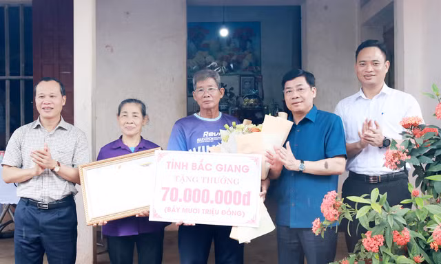 Bí thư Tỉnh ủy Bắc Giang Dương Văn Thái (thứ 2 bên phải) động viên gia đình Nguyễn Thị Oanh.