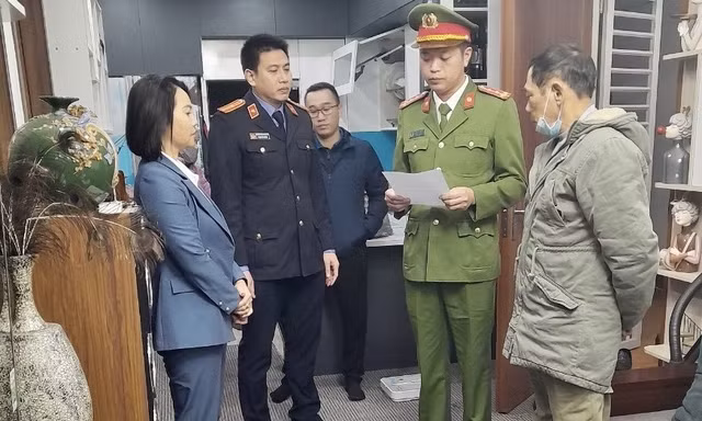 Lực lượng chức năng thực hiện các thủ tục tố tụng đối với Nguyễn Thị Hải Lý (ngoài cùng bên phải)