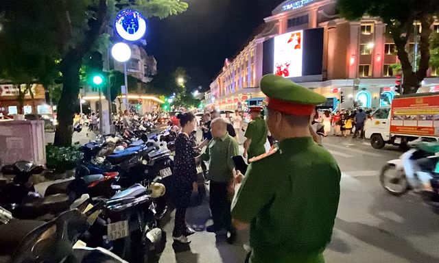Xử lý hàng loạt điểm gửi xe tự phát, 'chặt chém' quanh hồ Hoàn Kiếm dịp nghỉ lễ 2/9