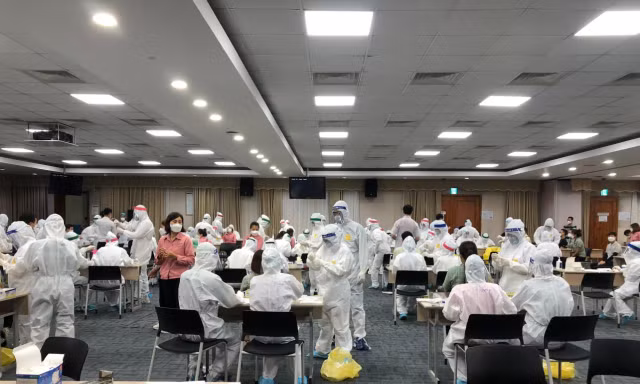 Cơ quan chức năng tỉnh Bắc Ninh lấy mẫu xét nghiệm cho công nhân