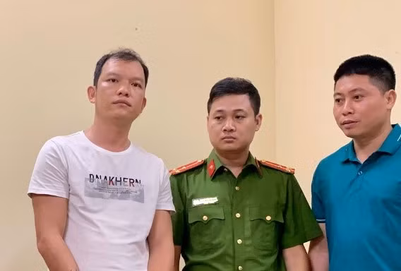 Cơ quan Công an thi hành lệnh giữ người trong trường hợp khẩn cấp đối với đối tượng Nguyễn Văn Nguyên (áo trắng).