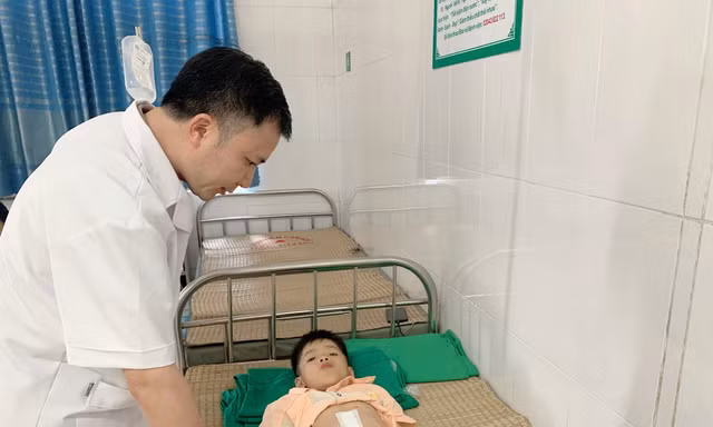 Bác sỹ Bệnh viện Sản nhi Bắc Giang thăm khám sức khỏe cho Khôi.