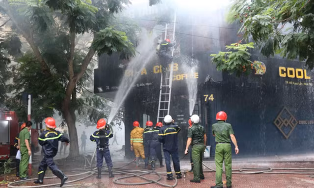 Cơ quan chức năng tỉnh Bắc Ninh chữa cháy quán bi - a ở thành phố Bắc Ninh