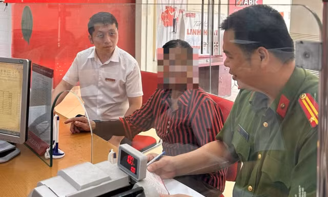 Phòng giao dịch Tân Dĩnh phối hợp với Công an xã tuyên truyền, giải thích cho bà H.T.H