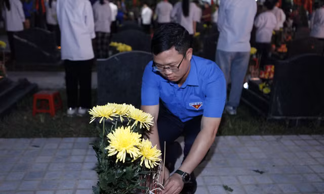 Bí thư Tỉnh Đoàn Bắc Giang Thân Trung Kiên thắp hương tưởng nhớ anh hùng liệt sĩ. Ảnh: Nguyễn Thắng.