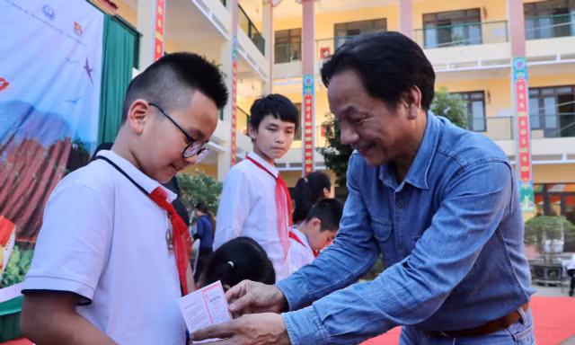 Trao gửi tình thương và nghị lực sống cho các em nhỏ mồ côi ở Lào Cai sau bão Yagi
