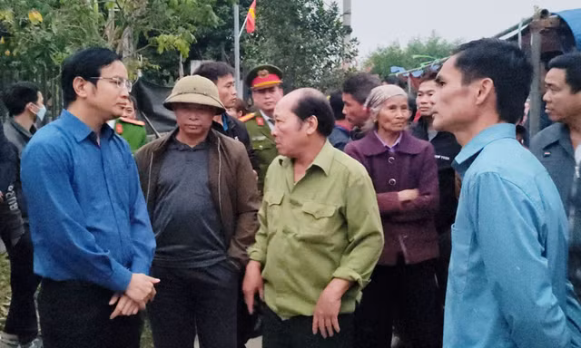 Ông Lê Đức Thắng - Phó Chủ tịch UBND huyện Sơn Động (bên trái) đối thoại với người dân để giải quyết vụ việc.