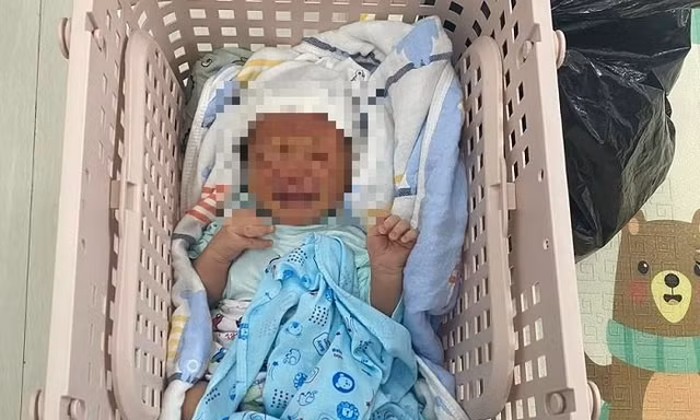 Cháu bé bị bỏ rơi trước cửa nhà dân