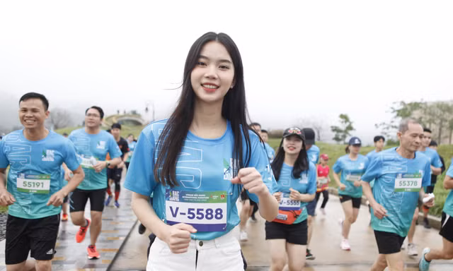 Người đẹp Hoàng Hương Giang gây sự chú ý của nhiều người tại giải chạy.