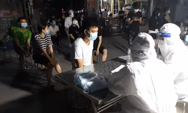 Cơ quan chức năng tỉnh Bắc Giang lấy mẫu xét nghiệm cho công nhân