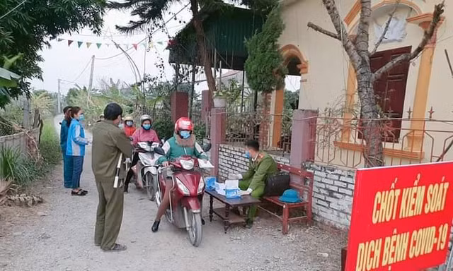 Cơ quan chức năng tỉnh Bắc Giang kiểm tra thân nhiệt cho người dân