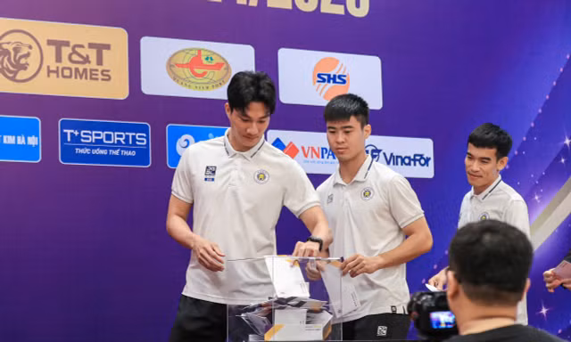 Cầu thủ CLB bóng đá Hà Nội lên khán đài kêu gọi ủng hộ bão lũ