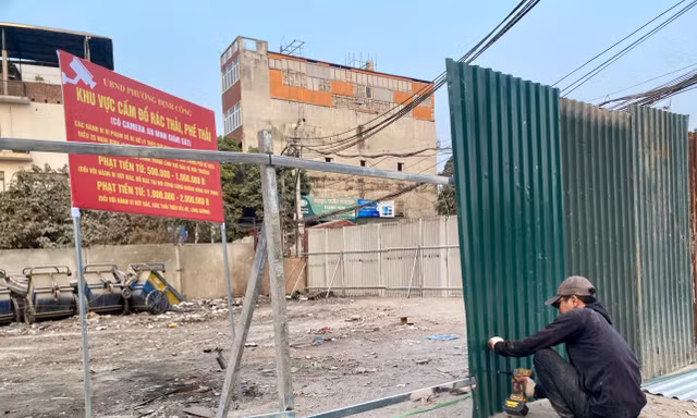 Dựng rào, lắp camera chống đổ rác bên con đường ô nhiễm tại Hà Nội 