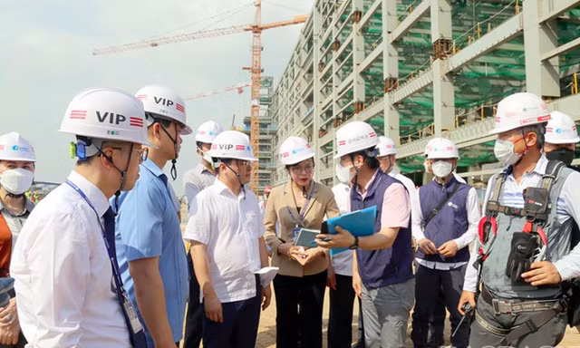 Bí thư Tỉnh ủy Bắc Ninh Nguyễn Anh Tuấn (thứ 3 bên trái) kiểm tra tiến độ xây dựng nhà máy Amkor Technology Việt Nam. 