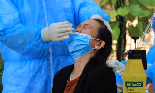 Cơ quan chức năng lấy mẫu xét nghiệm cho người dân huyện Quế Võ