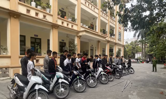 Các thanh niên gây rối trật tự công cộng
