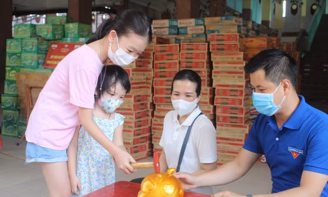 Bé Phương Anh cùng chị đập heo đất tiết kiệm ủng hộ phòng chống dịch