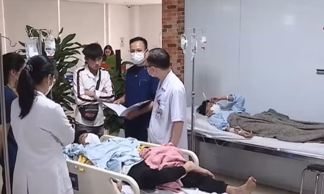 Công nhân Công ty TNHH HS Tech Vina nhiễm độc Methanol điều trị tại Bệnh viện Bạch Mai