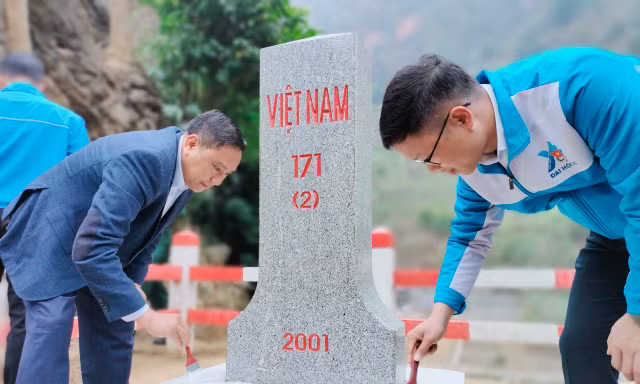 Đoàn công tác của Tỉnh Đoàn, Hội LHTN tỉnh Bắc Giang sơn lại cột mốc biên giới ở Lào Cai