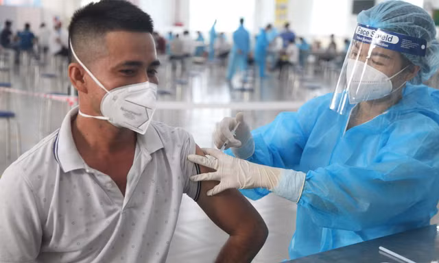 Cơ quan chức năng tỉnh Bắc Giang tiêm vắc xin cho người dân