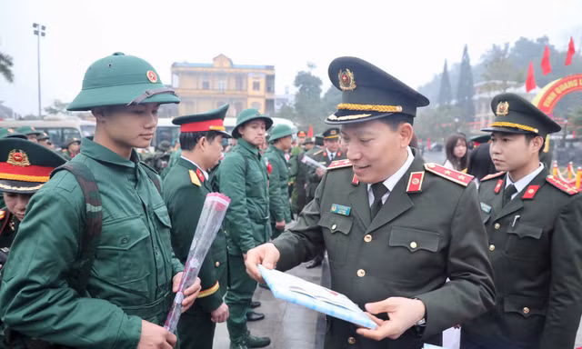 Thứ trưởng Bộ Công an tặng quà, động viên các tân binh lên đường nhập ngũ