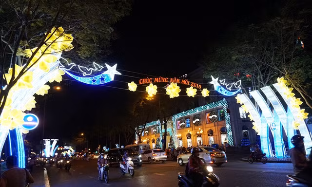 Không khí Noel ngập tràn đường phố Sài Gòn