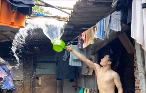 Lao động nghèo tưới nước, nằm sàn trong trời nóng bức 