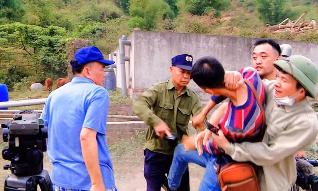 Phóng viên đi tác nghiệp cùng hai cán bộ huyện vẫn bị hành hung