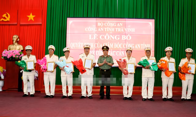 Nhiều lãnh đạo cấp phòng của Công an Trà Vinh nghỉ hưu trước tuổi