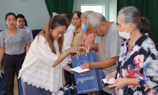 100 phần quà đến với người dân nghèo, khó khăn tại Vĩnh Long
