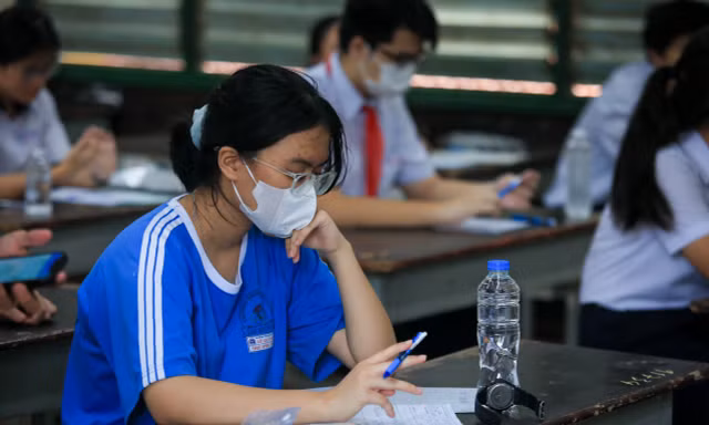 Sĩ tử 2K8 TP.HCM mong ngóng điểm thi tuyển sinh vào lớp 10
