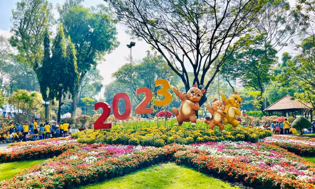 Ngắm muôn hoa khoe sắc tại Hội hoa Xuân Tao Đàn và chợ hoa "Trên bến dưới thuyền"