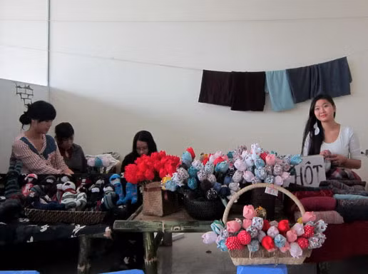 Những cô gái thích may vá thêu thùa