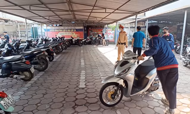 CSGT Hà Nội kiểm tra đột xuất nhà xe trong trường, phát hiện nhiều xe máy của học sinh