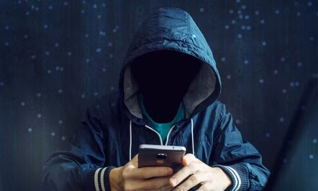 Thêm nạn nhân bị chiếm quyền điều khiển điện thoại, lấy tiền trong tài khoản ngân hàng