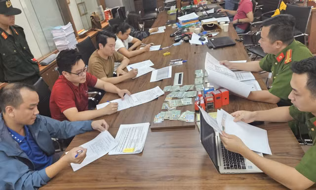 Công an Hà Nội triệt phá đường dây nhập lậu hàng nghìn tấn 'khí cười'