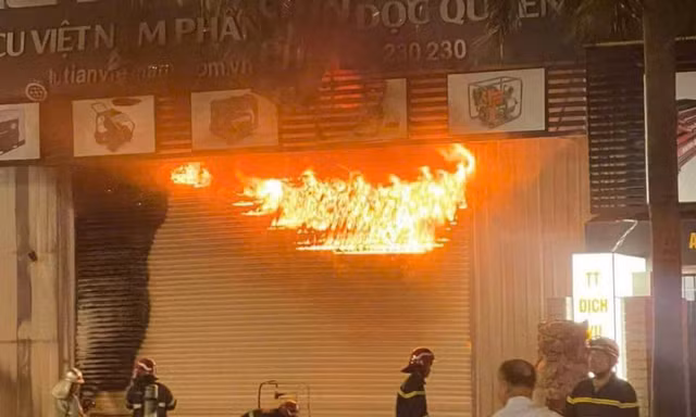 Hà Nội: Lửa cháy ngùn ngụt tại cửa hàng điện máy trên đường Nguyễn Văn Linh