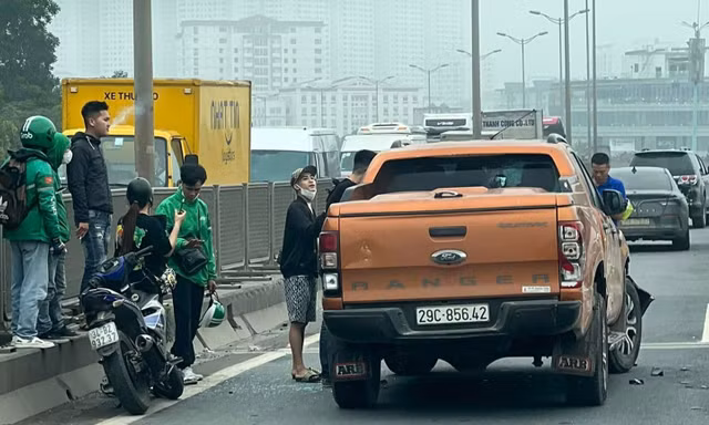 Tài xế xe bán tải đâm va xe cảnh sát, bỏ chạy lên Vành đai 3 trên cao
