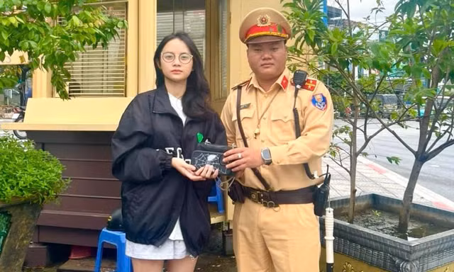 Cô gái trẻ bất ngờ khi CSGT liên hệ trao trả túi xách đánh rơi trên đường