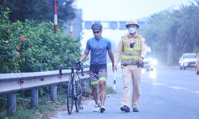 CSGT 'chốt' từ sáng sớm, nhiều cua-rơ không dám biến đường 80km/h thành nơi tập thể dục