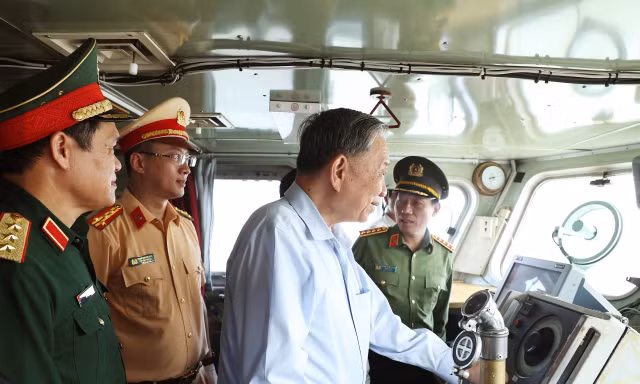 Tổng Bí thư Tô Lâm kiểm tra công tác của tàu tuần tra do Cảnh sát biển Hàn Quốc viện trợ cho Bộ Công an