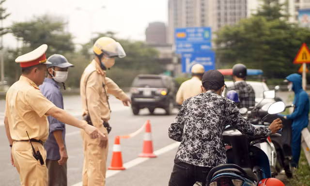 CSGT Hà Nội xử phạt hàng loạt xe máy đi vào đường cấm