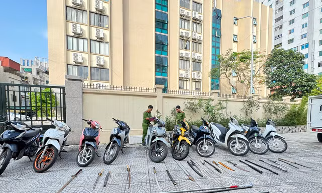 Hàng chục đối tượng mang dao kiếm đuổi đánh nhau gây náo loạn đường phố Hà Nội