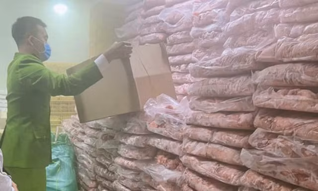 Thu giữ hơn 6,2 tấn mỡ bò, óc lợn trôi nổi chuẩn bị vào nhà hàng, quán ăn