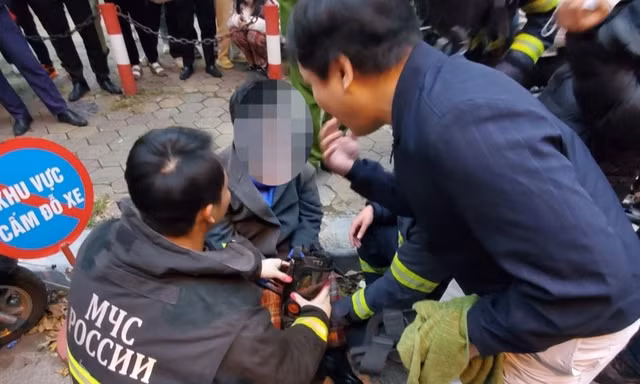 Cháy phòng thờ ngôi nhà 6 tầng ở Cầu Giấy