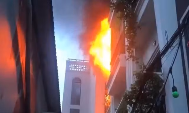 Lửa cháy ngùn ngụt tại tầng 3 ngôi nhà ở Hà Nội