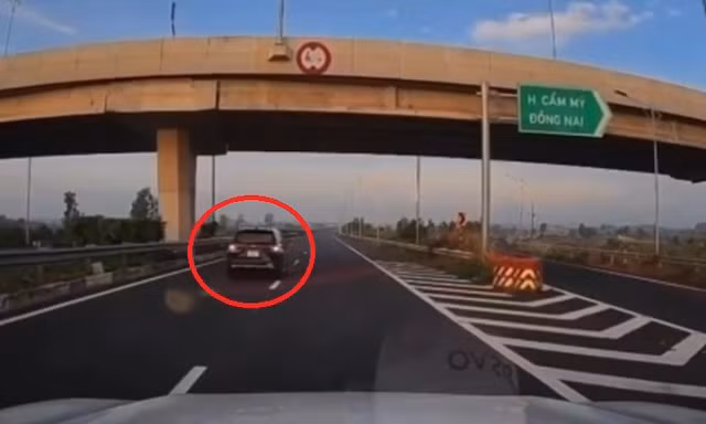 Cảnh sát làm việc với nữ tài xế lùi xe trên cao tốc