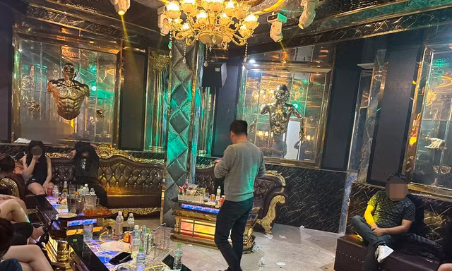 Hàng chục 'dân chơi' và 'gái dịch vụ' phê ma túy trong quán hát