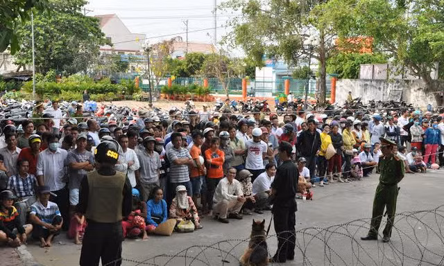 Xét xử vụ án “giang hồ Tuấn em” trên đảo Phú Quốc thu hút sự quan tâm của người dân. Ảnh: Hồng Lĩnh